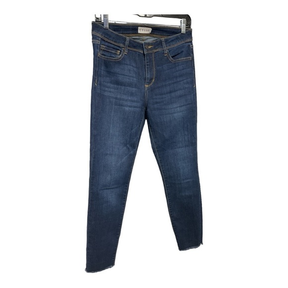 MS. CELLO PLUS
SIZE MID-RISE
FRAYED HEM CROP
SKINNY DENIM Size 7 - Picture 3 of 12